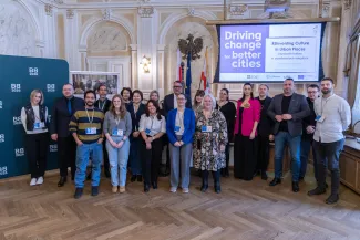 na zdjęciu osoby na spotkaniu