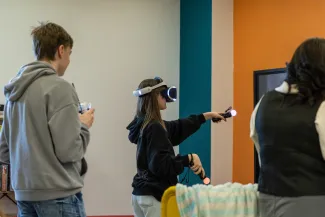 na zdjęciu osoby podczas otwarcie