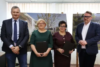 na zdjęciu osoby podczas podpisania