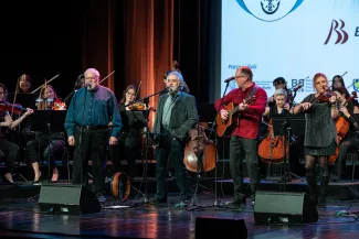 na zdjęciu osoby na scenie