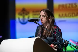 na zdjęciu osoby na scenie