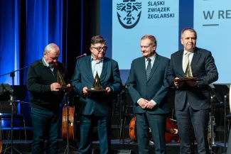 na zdjęciu osoby na scenie