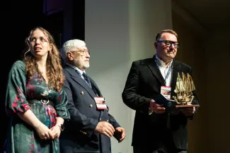 na zdjęciu osoby na scenie