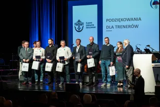 na zdjęciu osoby na scenie