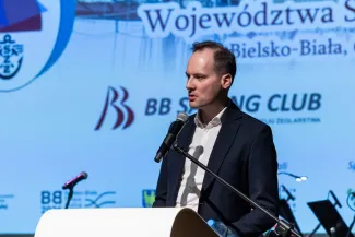 na zdjęciu osoby na scenie