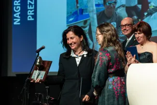 na zdjęciu osoby na scenie