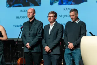 na zdjęciu osoby na scenie