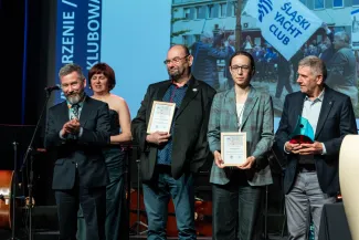 na zdjęciu osoby na scenie