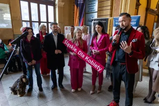 na zdjęciu osoby podczas spotkania