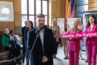 na zdjęciu osoby podczas spotkania