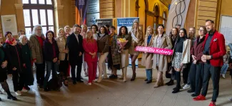 na zdjęciu osoby podczas spotkania