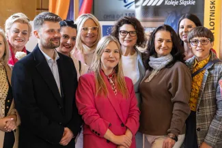 na zdjęciu osoby podczas spotkania