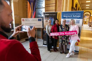 na zdjęciu osoby podczas spotkania