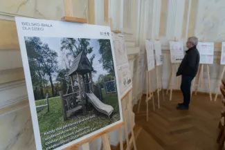 na zdjęciu osoby podczas spotkania