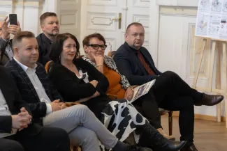 na zdjęciu osoby podczas spotkania