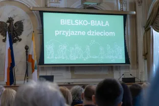 na zdjęciu osoby podczas spotkania