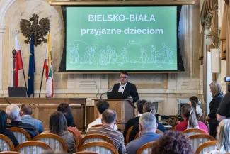 na zdjęciu osoby podczas spotkania