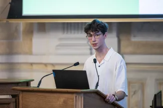 na zdjęciu osoby podczas spotkania