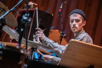 na zdjęciu osoby na scenie