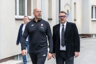 na zdjęciu minister wraz z towarzyszącymi osobami