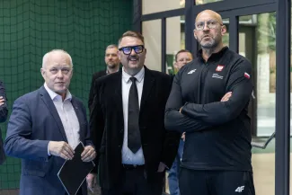 na zdjęciu minister wraz z towarzyszącymi osobami