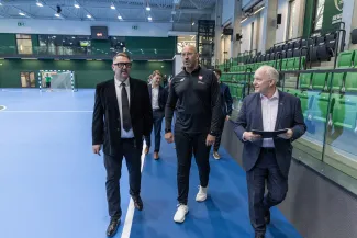 na zdjęciu minister wraz z towarzyszącymi osobami
