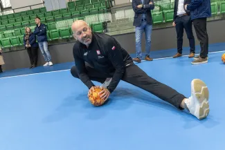 na zdjęciu minister wraz z towarzyszącymi osobami
