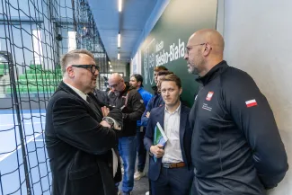 na zdjęciu minister wraz z towarzyszącymi osobami