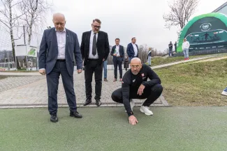 na zdjęciu minister wraz z towarzyszącymi osobami