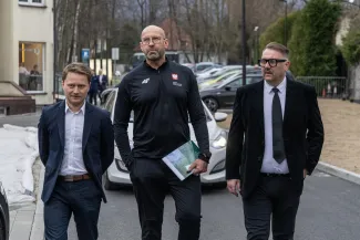 na zdjęciu minister wraz z towarzyszącymi osobami