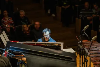 na zdjęciu muzycy na scenie
