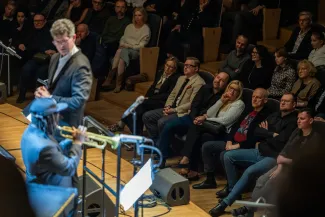 na zdjęciu muzycy na scenie