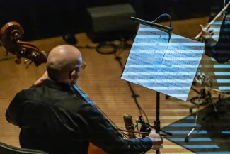 na zdjęciu muzycy na scenie