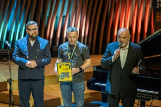 na zdjęciu muzycy na scenie