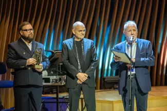 na zdjęciu muzycy na scenie