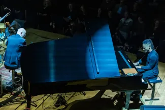 na zdjęciu muzycy na scenie