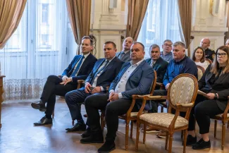 na zdjęciu osoby podczas uroczystości