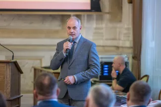 na zdjęciu osoby podczas uroczystości