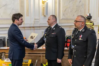 na zdjęciu osoby podczas uroczystości
