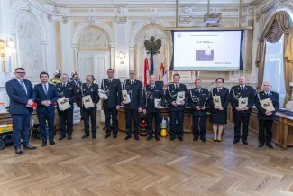 na zdjęciu osoby podczas uroczystości