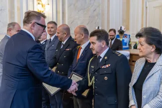 na zdjęciu osoby podczas uroczystości
