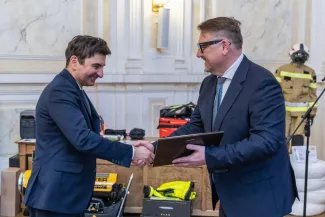 na zdjęciu osoby podczas uroczystości