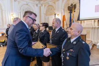 na zdjęciu osoby podczas uroczystości