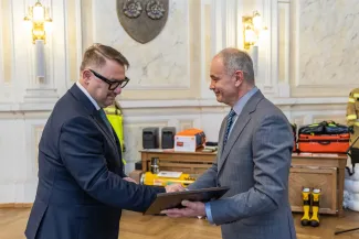 na zdjęciu osoby podczas uroczystości