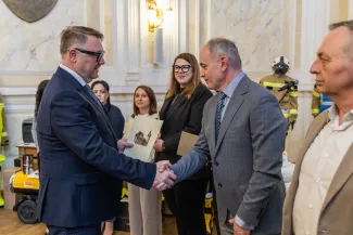 na zdjęciu osoby podczas uroczystości