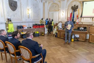na zdjęciu osoby podczas uroczystości
