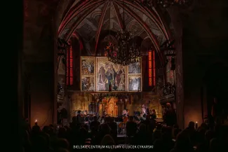 na zdjęciu osoby podczas koncertu w kościele