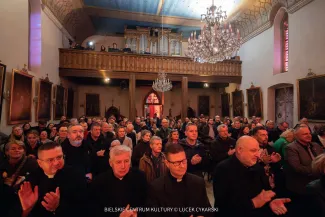 na zdjęciu osoby podczas koncertu w kościele