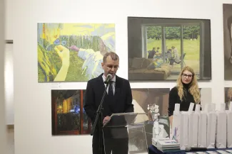 Na zdjęciu osoby w galerii