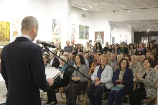 Na zdjęciu osoby w galerii